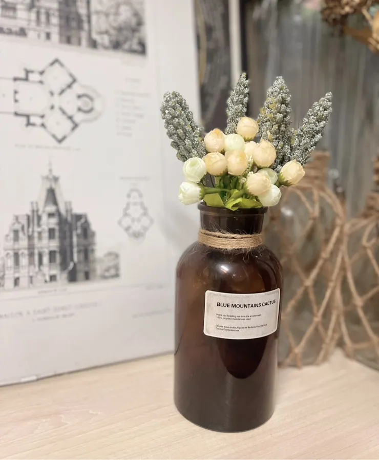 角落端景：小玫瑰花苞與麥穗花 + 法國克勒茲省聖多梅（Saint-Domet, Creuse）的一座名為「Maison à Saint-Domet」的房屋草圖，由建築師L. Dumoulin 設計，並由Emile Sulpis 繪製。