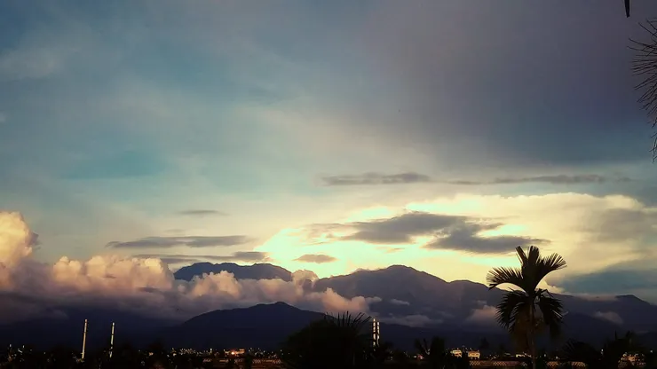 被對面的夕陽反射光芒的大武山和雲朵。(自家頂樓拍攝)