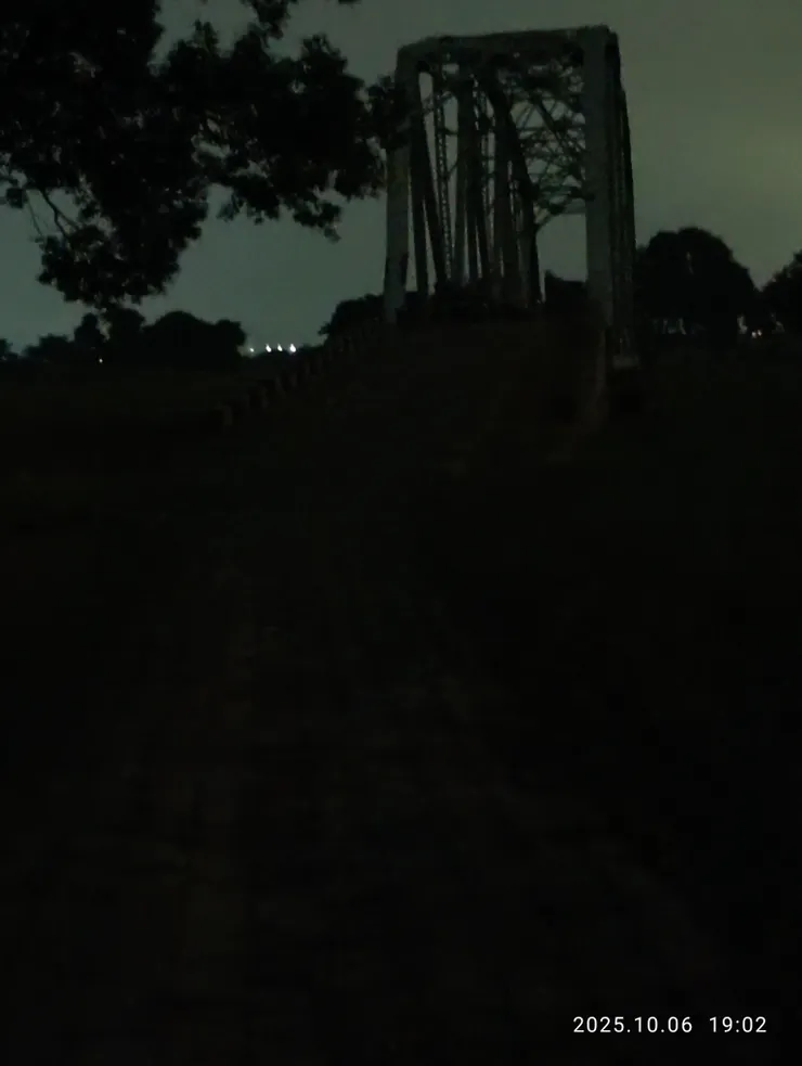 羅裙舊蛩響衰草，自拍攝