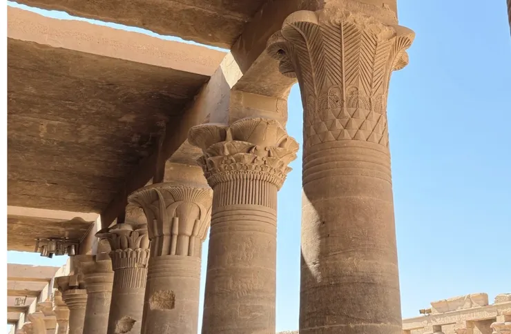 可以看見菲萊的柱子每個都不太一樣，就能推測出這座神廟歷經了好幾個時代