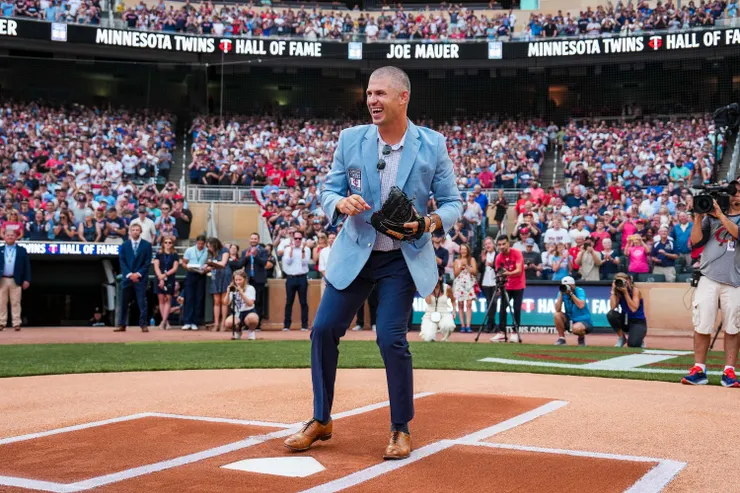 Ｍauer重操舊業，回到本壘接孩子們的球 取自 推特