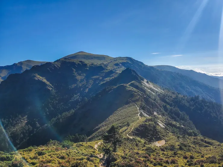 回首來時路， 中間那顆圓圓的就是剛拍帥照的三叉山
