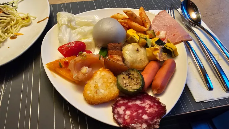 和逸飯店台北民生館的早餐超好吃!隨便拿看起來都那麼豐盛!