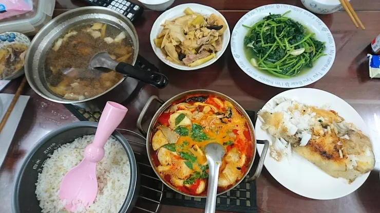 媽媽煮的這一桌真的滿好吃的