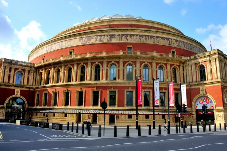 【美麗的圓頂建築躋身倫敦地標！在肯辛頓公園南側Kensington Gore上，拍皇家亞伯特音樂廳。該廳1871年開幕，係依維多利亞女王夫婿亞伯特親王遺願，用萬國博覽會門票收入盈餘建成，號稱工業革命的文化遺產，曾舉辦過許多影音盛事。現今最有名的是每年夏季連續舉辦8週的逍遙音樂節，今年為7/19-9/14，可惜我們没有安排去聽。】