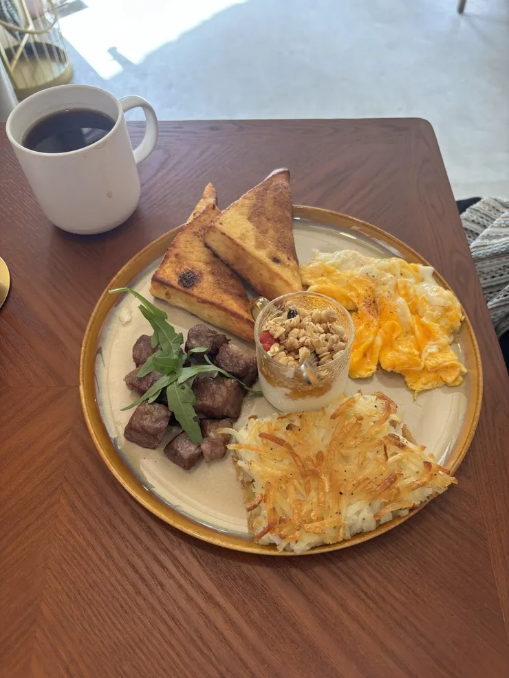 渥時炙牛早餐盤，附餐飲料：美式咖啡 NTD330