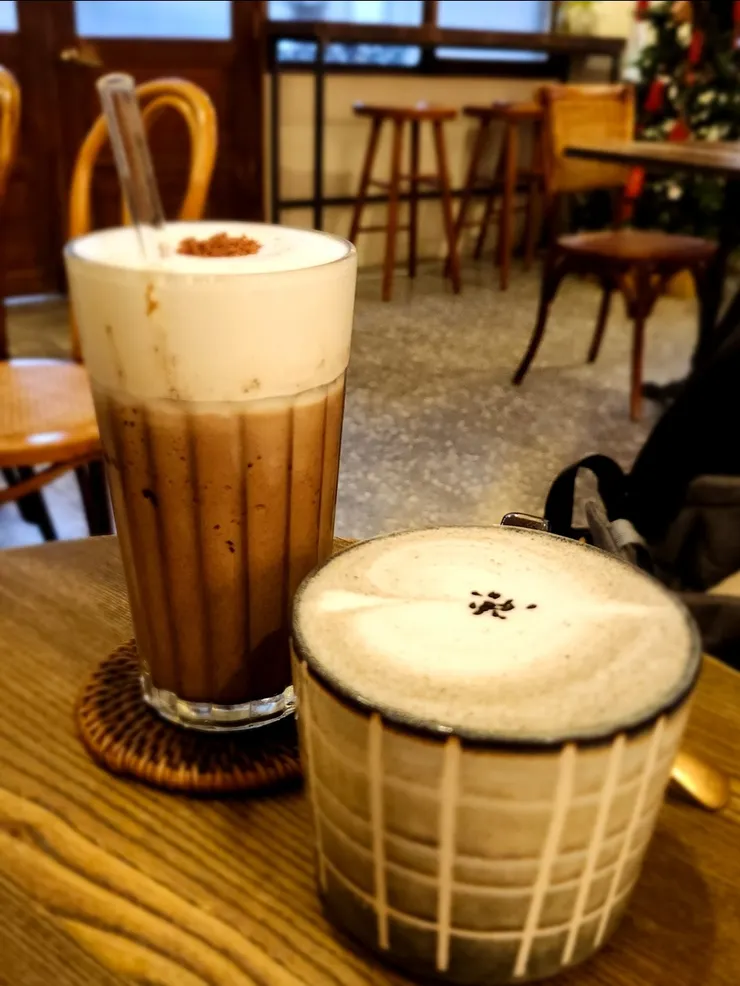 黑芝麻牛奶(右)