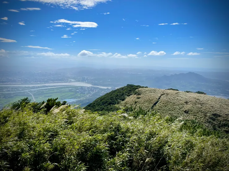 面天山上觀景平台的事野開闊,八里的觀音山頓時變得小巧