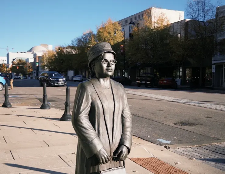 在蒙哥馬利噴水池圓環邊,有Rosa Parks的雕像。她望著前方似乎在等待公車,也很像在等待遲來的正義