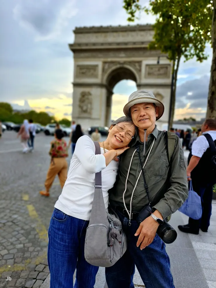 【凱旋門上萬頭鑽動登頂打退堂鼓！留張到此一遊照可也。】