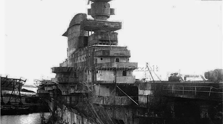 因轟炸引發火災而受損的指揮塔