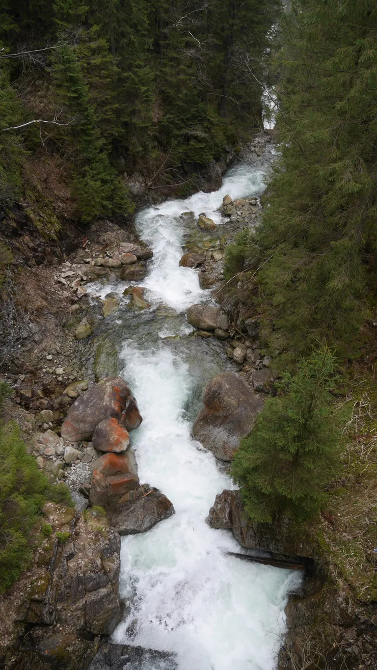 一路上會經過幾個小瀑布