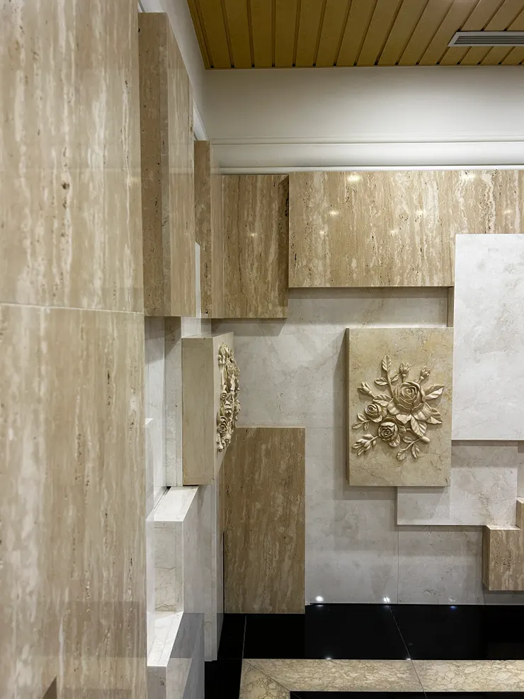 光滑的大理石質感，用塊狀在牆上交錯排列出一幅畫作