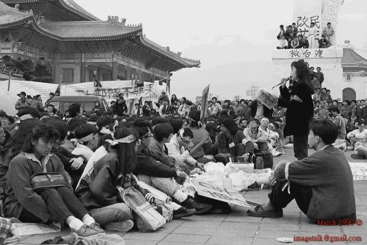 1990.03.17  站著講畫的是台大學生會長范雲  攝影：葉仰山