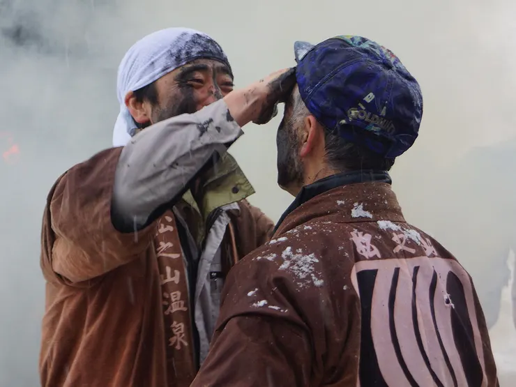 墨塗り(すみ塗り)/照片來源:十日町市博物館