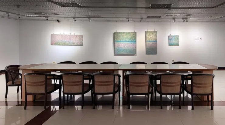 積吶虹光〈青天白日滿地「虹」-雲紋路〉，2016年，壓克力顏料、紙。