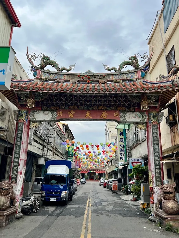 牌樓上有雙龍彩雕(圖片截圖於網路)