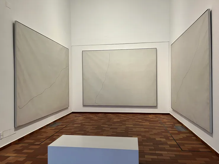 三幅只畫了一條線的作品，但不知道是美術館的氣氛還是怎樣，突然覺得那樣的簡單又飽滿的力量很令人動容(?)