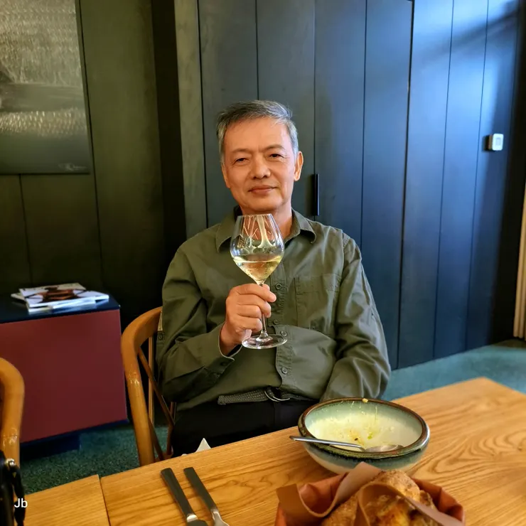 【五道菜五杯酒聽解說再細嚐慢享！如果對食物與酒的搭配非常內行，當然可以自己選酒，但我可没那麼內行，就由店家去配，3個人只有我點。】