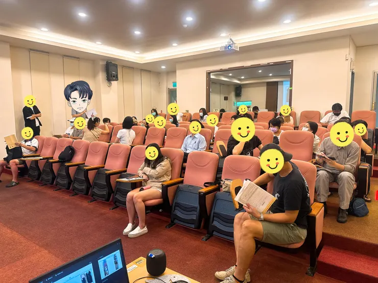 照片為AB組的演練，A組（左半邊）整個積極度和討論度很明顯完全不同～～