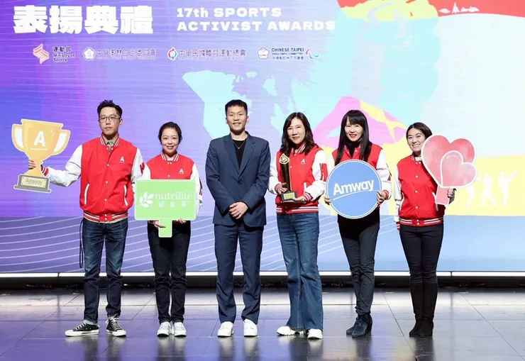 安麗台灣團隊於運動推手獎表揚典禮合影，展現長期投入運動推廣與健康促進的團隊力量。