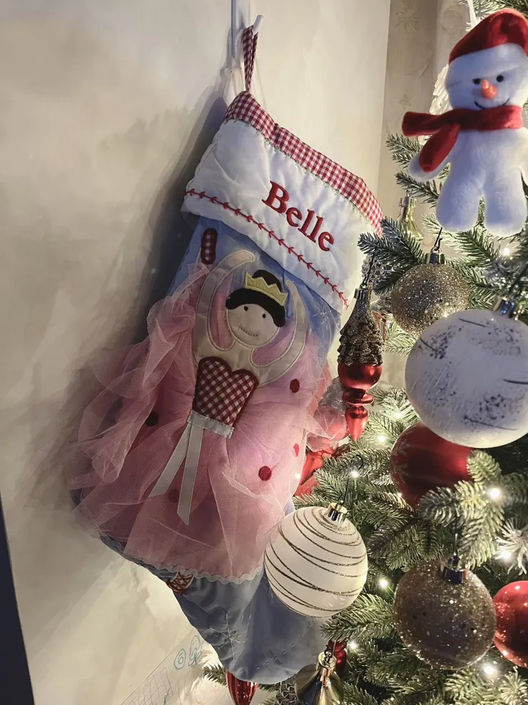 聖誕老公公特製的聖誕襪。今年小貝有跟我說想要一個真正的聖誕襪，但是自己紙做的聖誕襪已經用第五年，又有點捨不得...