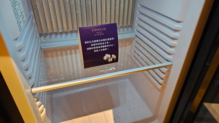 澳門康萊德酒店的冰箱故意騰出空間讓賓客方便使用!現在真的不流行迷你吧了!