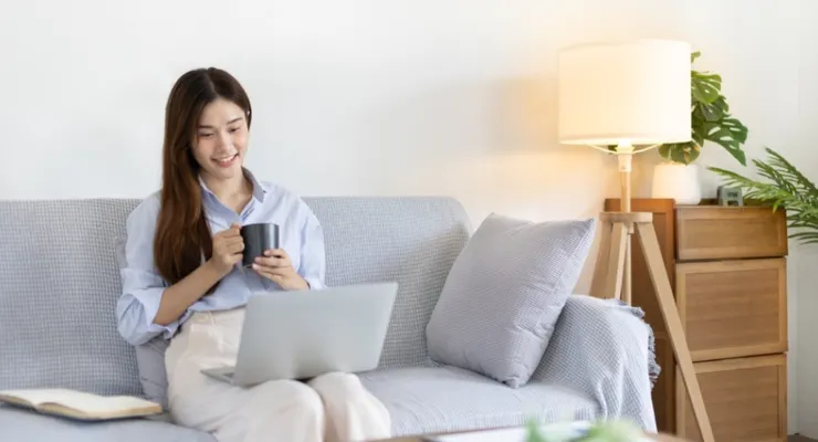 視訊最不能容許的就是網路lag或沒電。面試前三十分鐘，可以一邊喝飲料，一邊確認剪報內容，以及耳機連線穩定、筆電插上電源，並進行一次錄影測試。圖/123RF圖庫