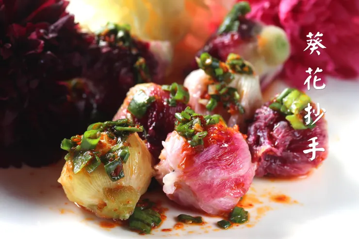 蜀葵花鮮嫩芳甘，是很可口的食用花。無論生食、炸天婦羅、或做成花抄手(花餛飩)都很美味！