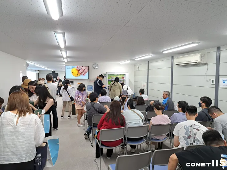 候機室的空間大小大概就是畫面中的部分在加上電視後面的另一半空間