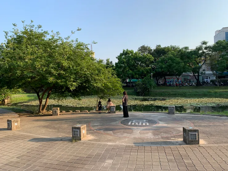 妻子與小孩在池邊玩耍