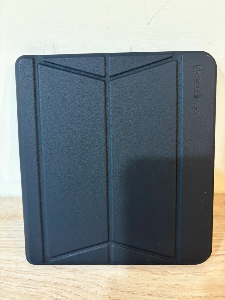 保護殼是有硬度的,比較安心