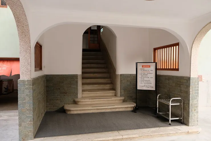 可由後方樓梯上二樓