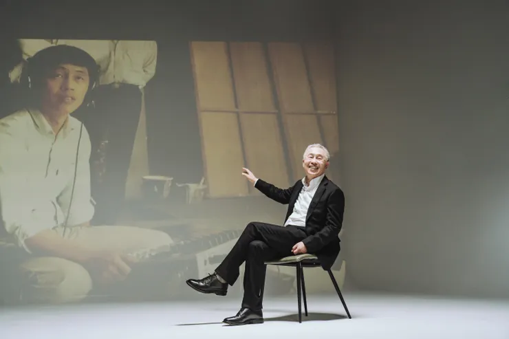 國際級電影聲音指導杜篤之,背景為其於電影《南國再見,南國》擔任錄音師之側拍/學籽文創提供