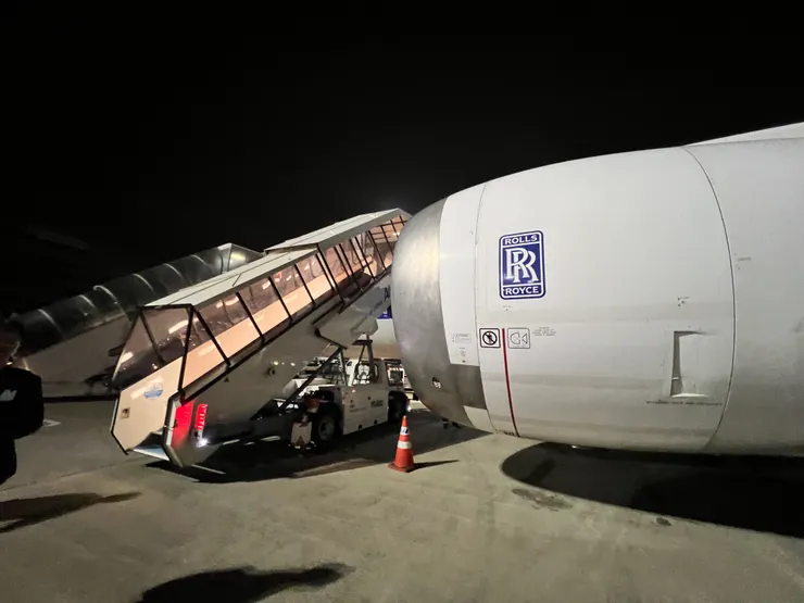 抵達羽田停在戶外停機坪，拍到了巨大的引擎