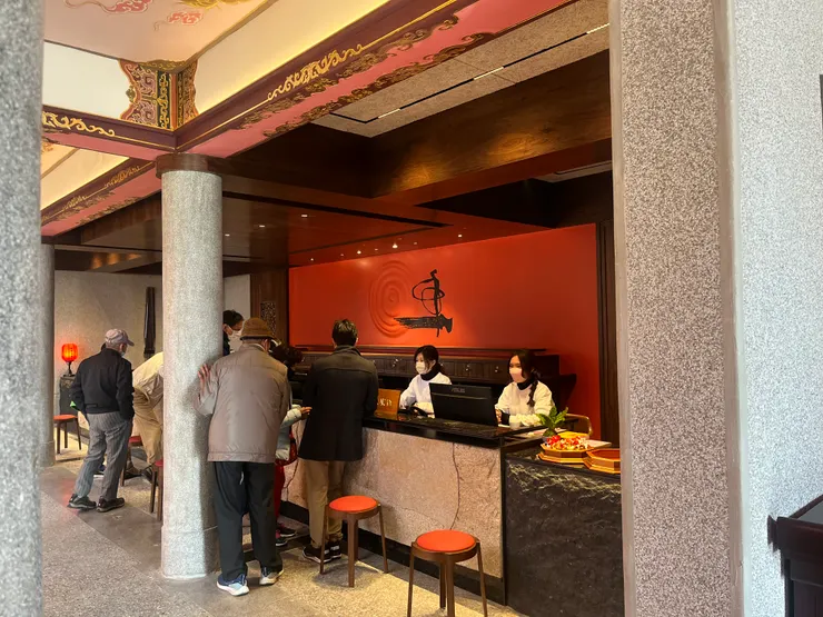 宮廟的裝設讓人想到飯店櫃檯