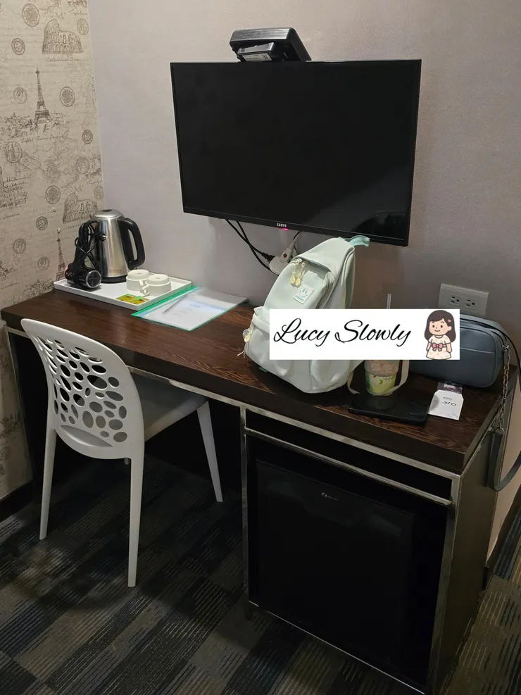 康瀚行旅房間內有電視、冰箱、熱水壺、簡單的茶包。