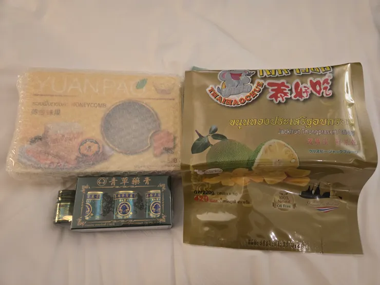 跟導遊買的-青草膏、蜂巢蜂蜜跟波蘿蜜乾