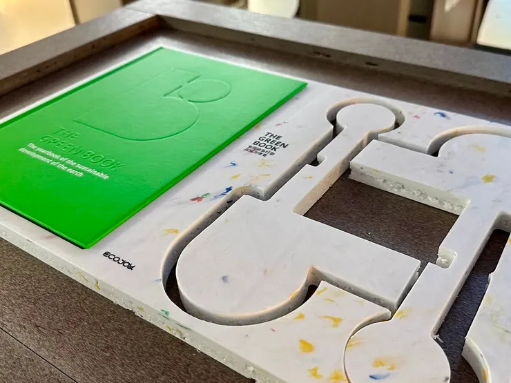 THE GREEN BOOK首屆雙年峰會在台北舉行，這次展覽也採用ECOJOY生產的循環扭蛋殼再生板材作為相關塑料展品，展現各地的專家匯聚一堂的成果，共同推動綠色轉型與環境保護。圖/優織隆提供