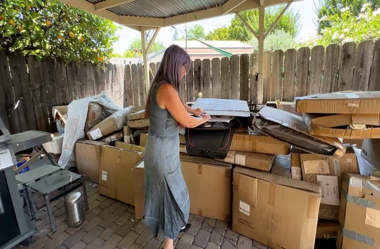 經過媒體報道後，Amazon 終於派員清走 Kay 家中的所有包裹，並承諾嚴厲打擊這種「違規退貨」做法。