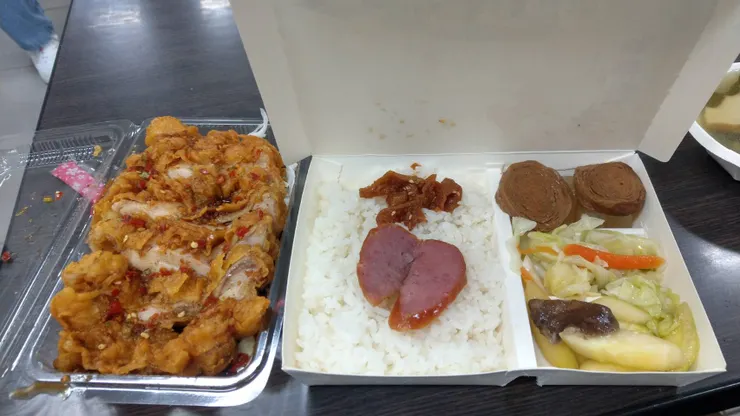 學校附近除了椒麻雞大王還開了另一間「力霸椒麻雞」，吃起來差不多