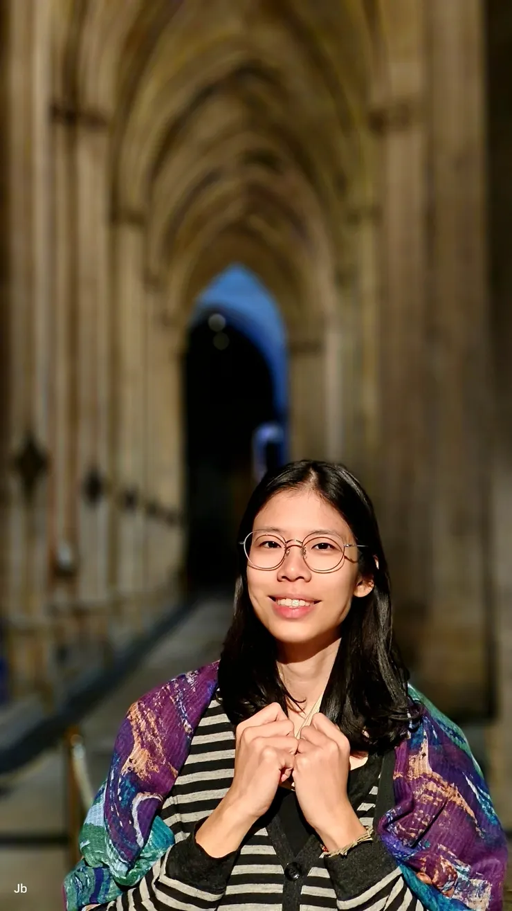 【女兒在大教堂內】