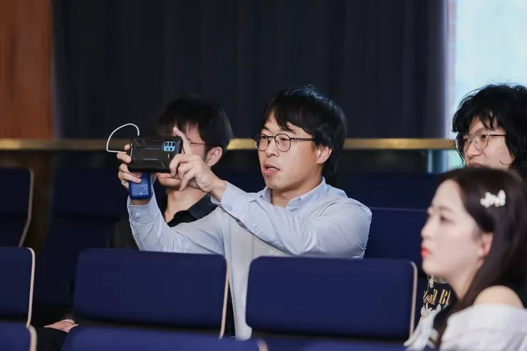 拍下我們這組在閉幕茶會現場，播放辛苦一天的3分鐘短片