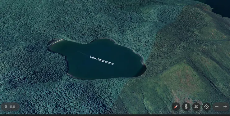 被古老而濃密的森林環繞的綠石湖