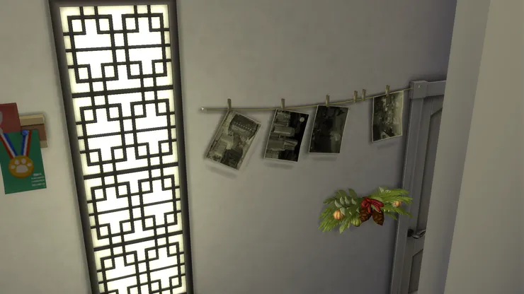 火爐上面是飾物展示櫃，而這裏是照片和賀卡展示牆。