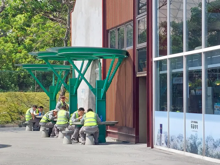 7-11外用餐的人 / 資料來源:林鴻鈞@並木居