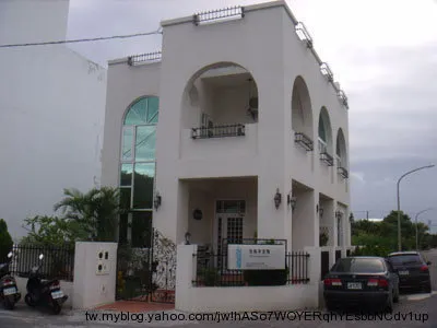 地中海風格式的外觀，在巷子裡特別地顯眼。