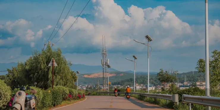 不同於城區混亂的交通，鄉間小路顯得格外休閒