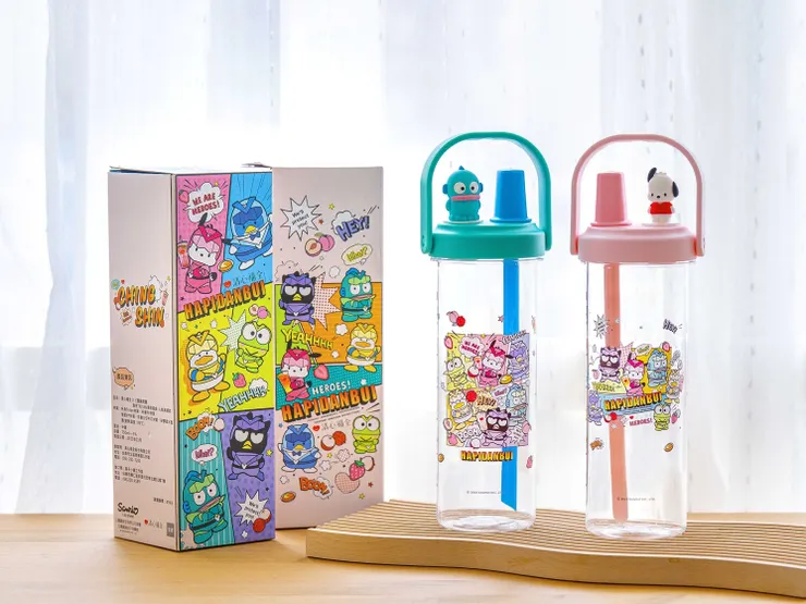 圖說：兩款聯名Tritan環保瓶以主打色「藍」與「粉」為設計主軸，搭配人氣卡通角色帕恰狗與人魚漢頓公仔，可愛又環保，已於4／4開放預購。（資料來源：清心福全）