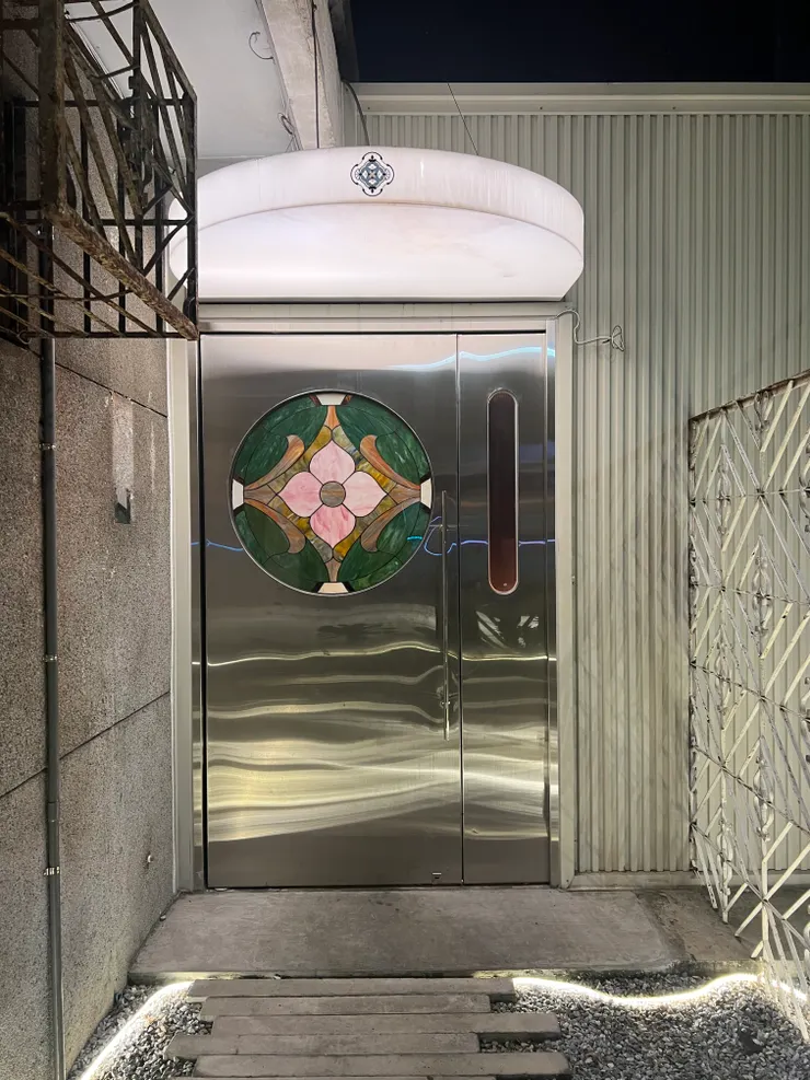 深深緊閉的大門